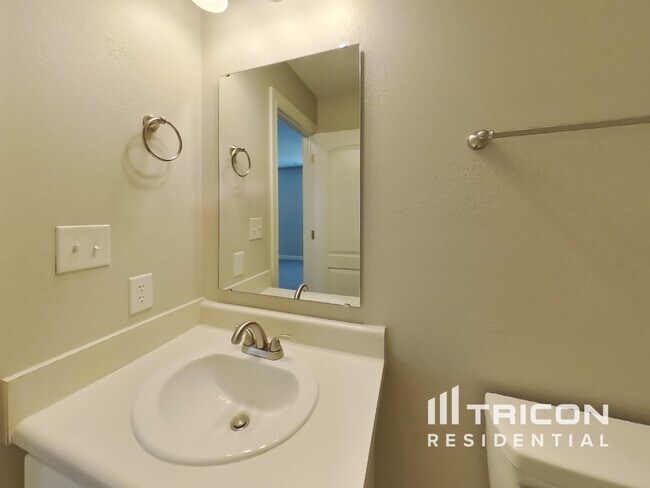 Building Photo - 2990 Parkview Dr