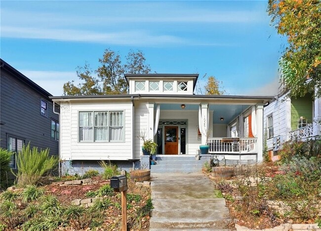 Building Photo - 1025 Oak St SW