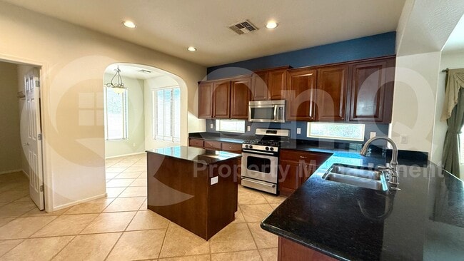 Building Photo - 2131 E Yellowstone Pl
