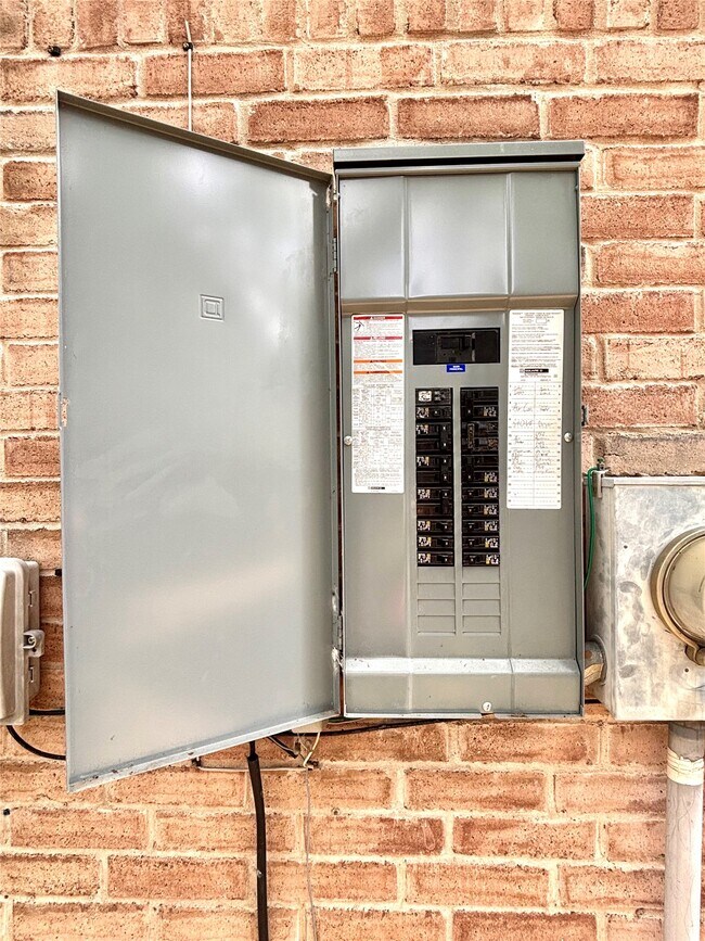 Building Photo - 16922 Nicole Ln