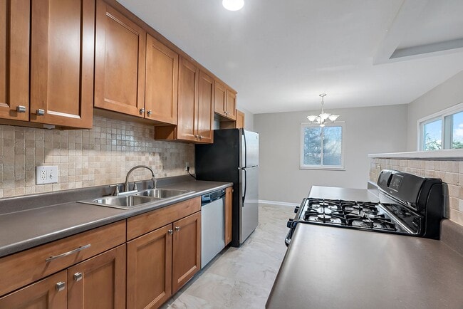 Building Photo - 1128 Saratoga Dr