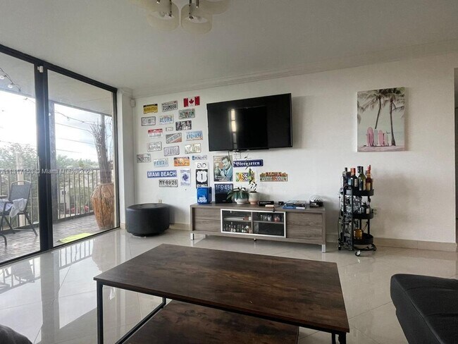 Building Photo - 2500 NE 135th St