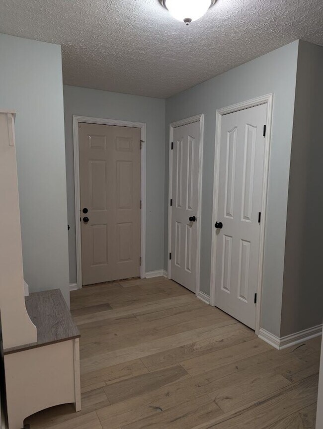 Building Photo - 3 bedroom 1 bath home with a basement and garage!