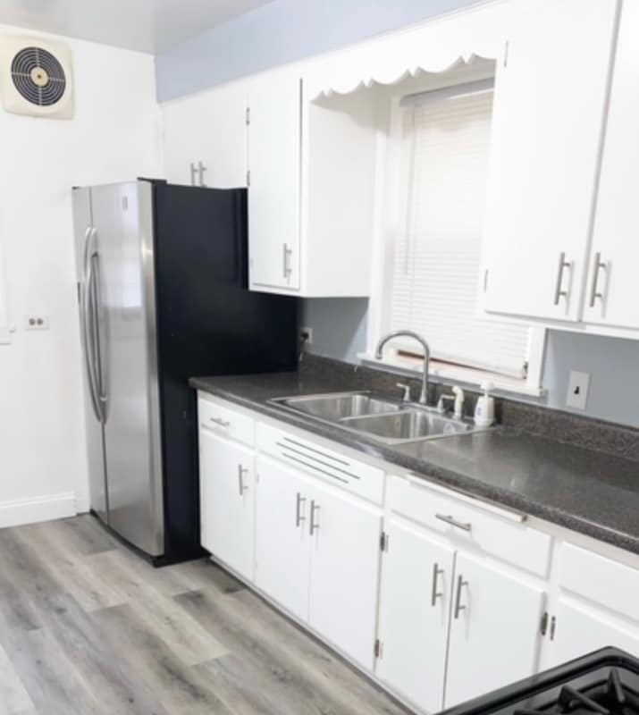 Building Photo - 10324 S Vernon Ave