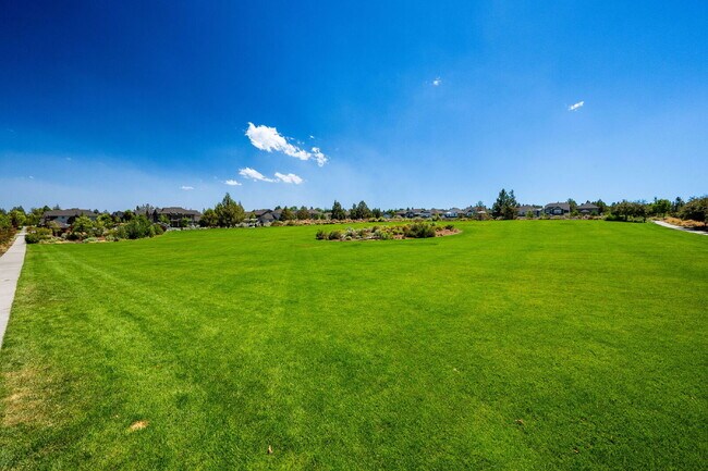 Building Photo - 3 Bed / 2 Bath near Pine Nursery Park — Grass Park Next Door, Private Community Pool