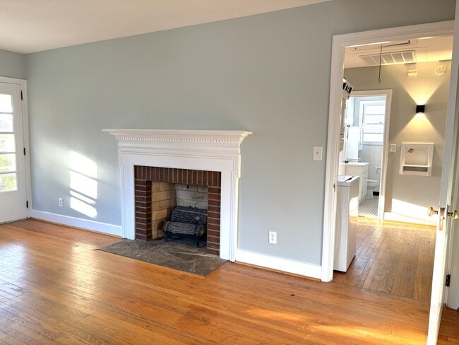 Building Photo - 2 Bedroom | 1 Bathroom Home – Downtown Charleston - Available NOW! Short term lease!