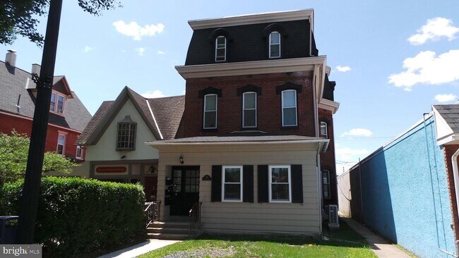 Building Photo - 566 E High St