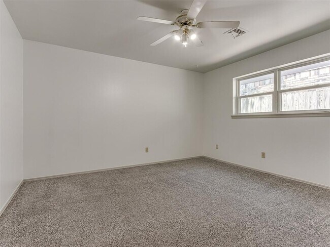 Building Photo - 616 Whispering Oak Rd