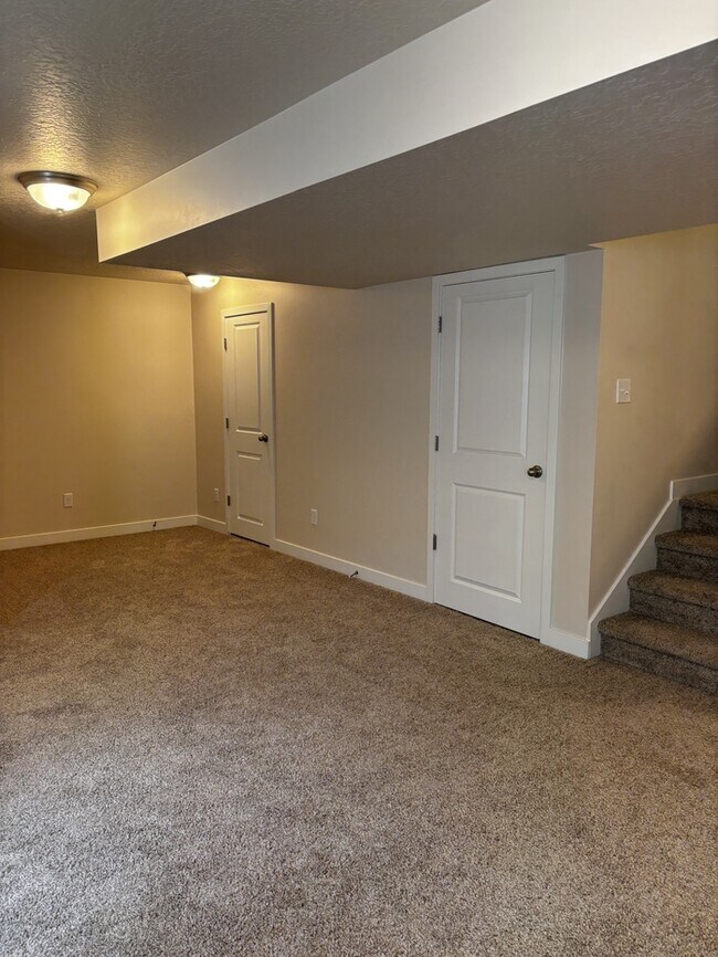 Building Photo - Convenient location