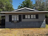 Building Photo - "Charming 3-Bed with Spacious Living in Prime Lubbock Location!"