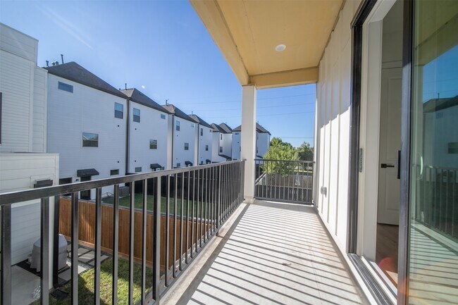 Building Photo - 2722 Nagle St