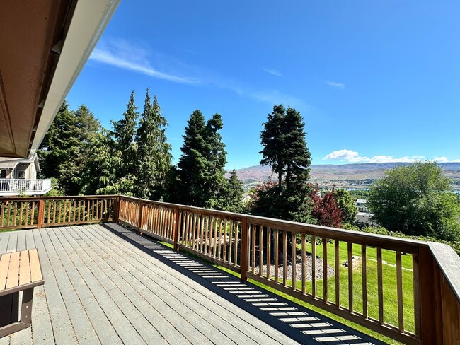 Building Photo - Stunning 3 Bedroom and 3 Bathroom Home, La...
