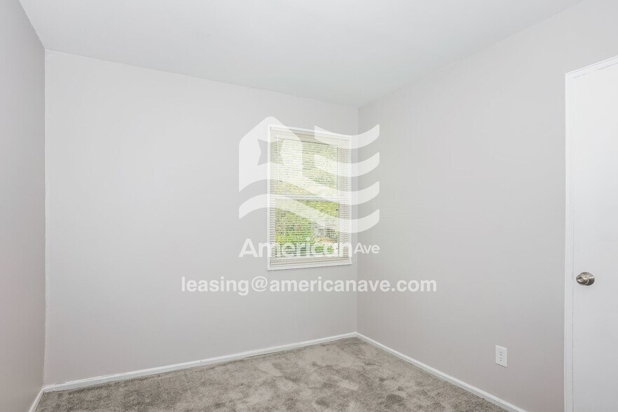 Building Photo - 715 Schroder Ave NE