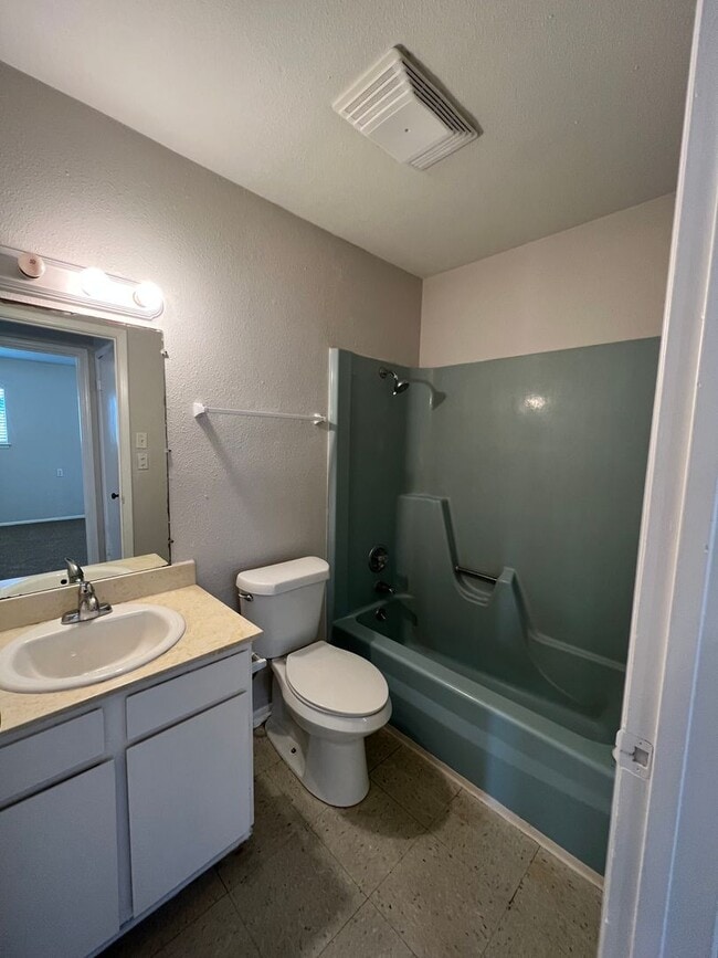 Building Photo - LOVELY 3 BEDROOM HOME NESTLED IN A CUL-DE-...