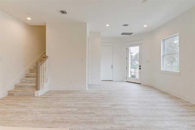 Building Photo - 2527 Judiway St