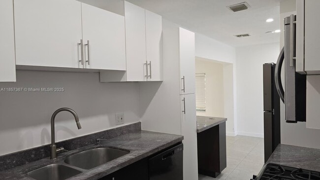 Building Photo - 3801 SW 31st Dr