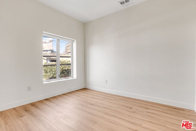 Building Photo - 6212 Santa Monica Blvd