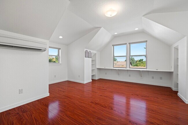 Building Photo - 1172 W 27th Pl