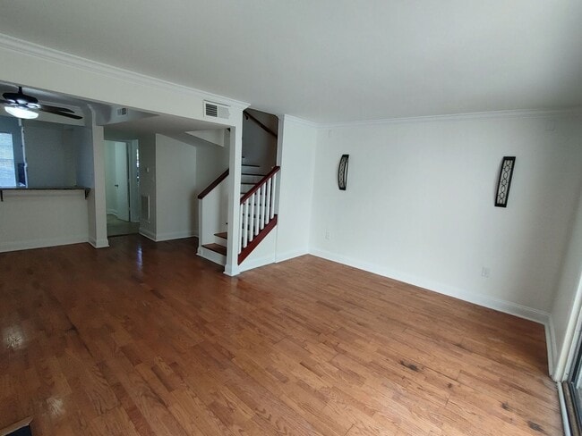 Building Photo - 2-Story Townhome WALKING DISTANCE TO THE BEACH! COMMUNITY POOL!