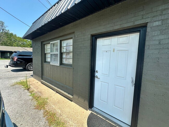 Building Photo - 904 Coldwater Rd
