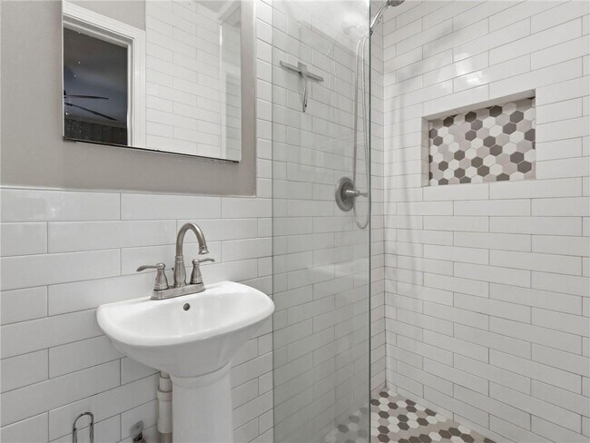 Building Photo - 1111 N Valley Dr