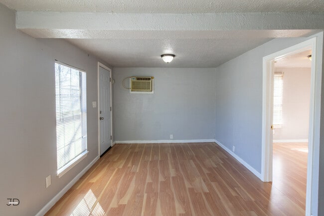 Building Photo - 2202 Monroe St