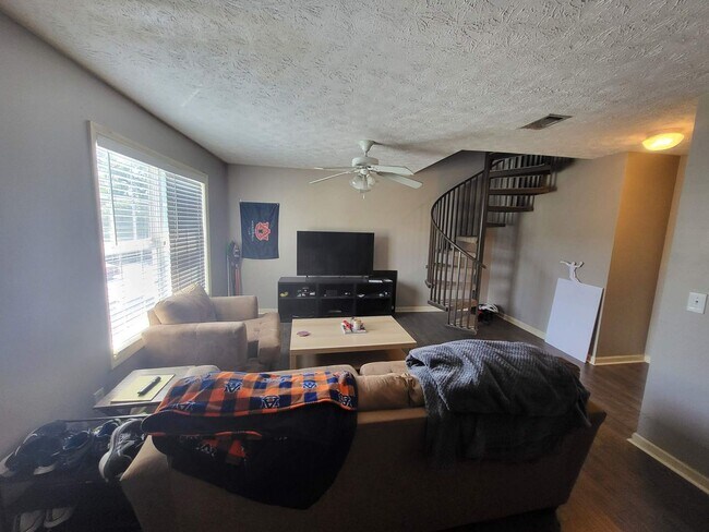 Building Photo - Available for Short Term or Long Term Lease!