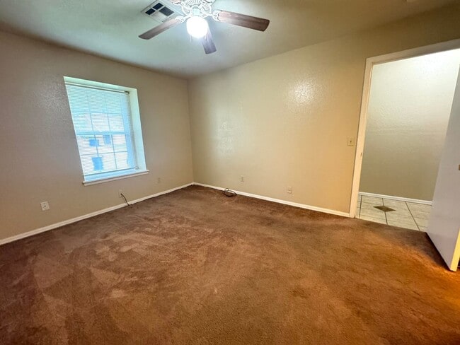 Building Photo - Gorgeous 3 Bedroom 2 bathroom duplex In Br...