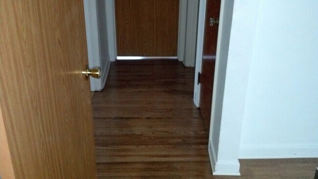 Building Photo - 3 Bedroom, 1 Bath Home with Hardwood Floors!