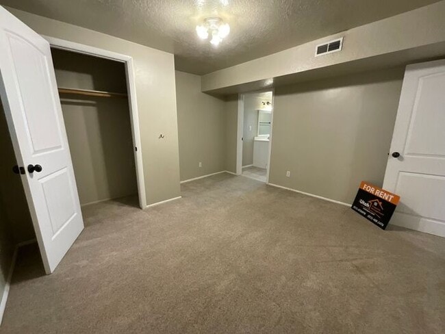 Building Photo - 5 bedroom 3 bath Home 2 car garage- Small dog friendly