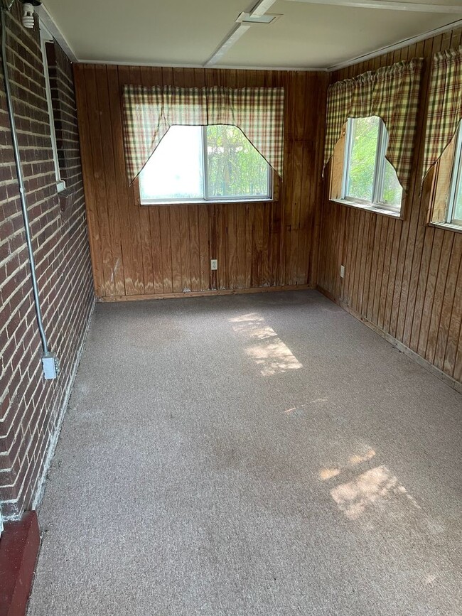 Building Photo - 3 BEDROOM, 1.5 BATH IN PENN HILLS - MOVE-I...