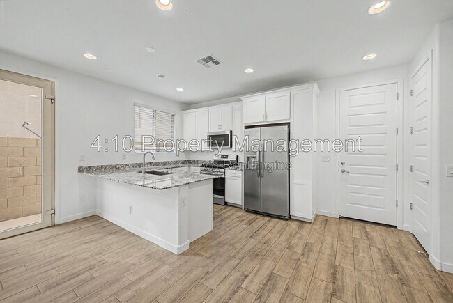Building Photo - 3241 E Malibu Dr