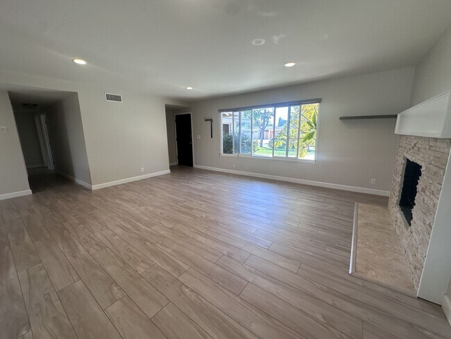 Building Photo - REDUCED! - 3 bed 2 bath fully remodeled PO...