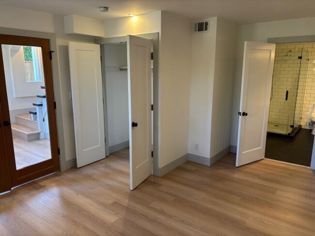 Building Photo - Fabulous Private Home Near Mills!