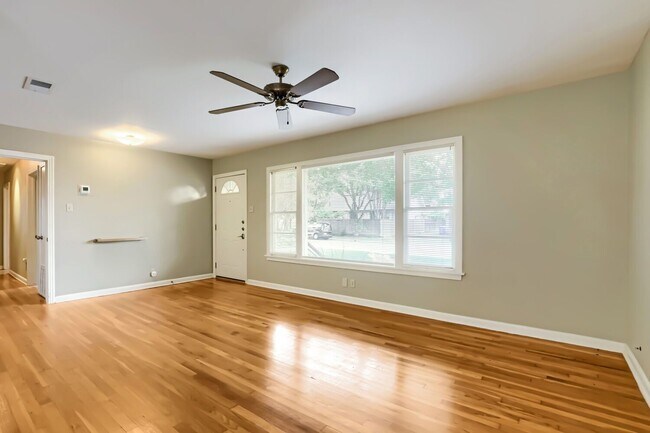 Building Photo - 1402 Cullen Ave