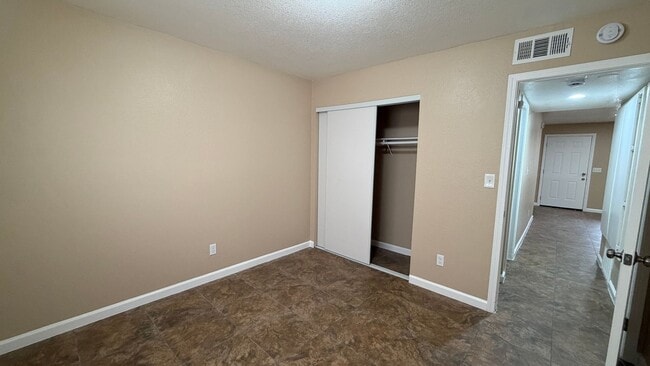 Building Photo - Two Bedroom One Bathroom Apartment in San Bernardino!
