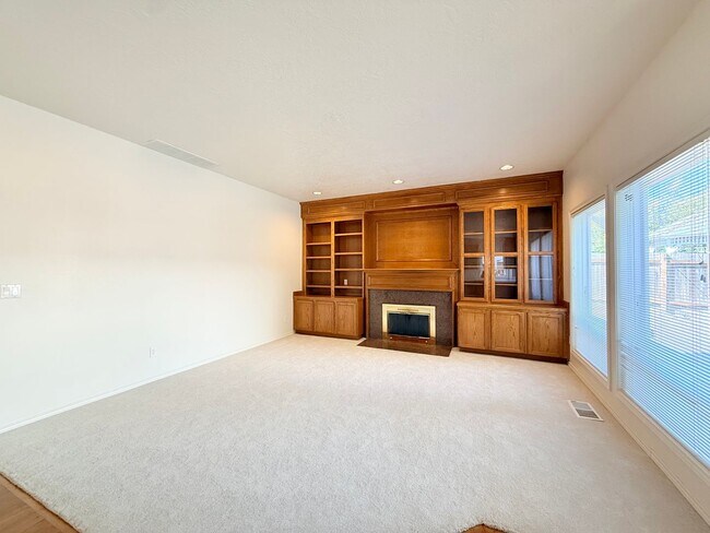Building Photo - 16775 SW Springwater Ln