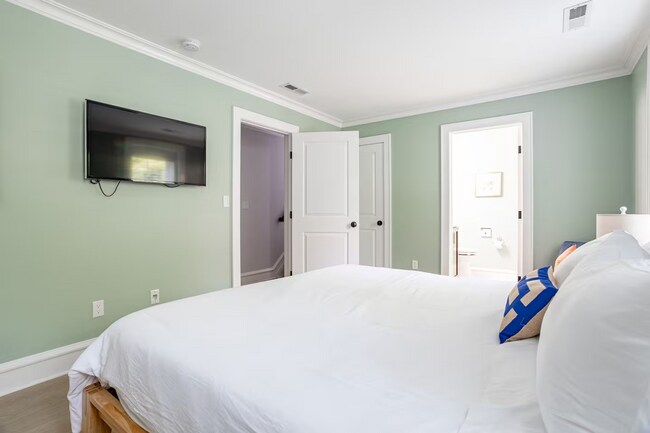 Building Photo - Fully Furnished Luxury Townhome | Walk to Downtown Princeton | 3 Beds | 3.5 Baths