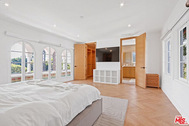 Building Photo - 9451 Sunset Blvd