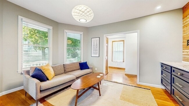 Building Photo - 14 Chestnut St