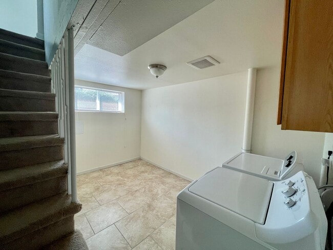 Building Photo - RENOVATED BALLARD 3 BED, 2 BATH DUPLEX UNI...