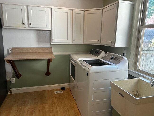 Building Photo - Beautiful 3 Bedroom, 1.5 Bath *2 Car Detac...