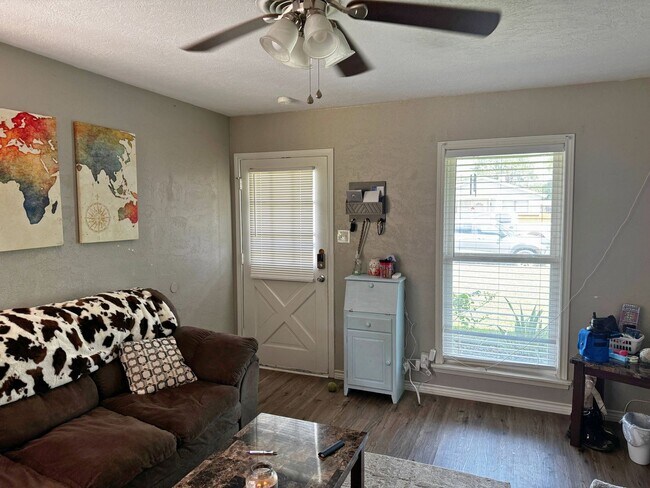 Building Photo - 4 bedrooms in Southwest Wichita Falls For Lease!