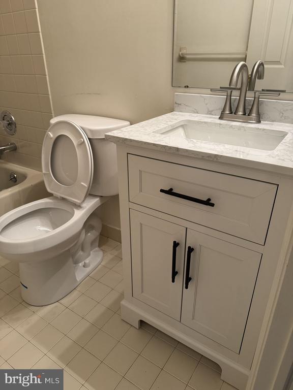 Building Photo - 518 Country Club Dr