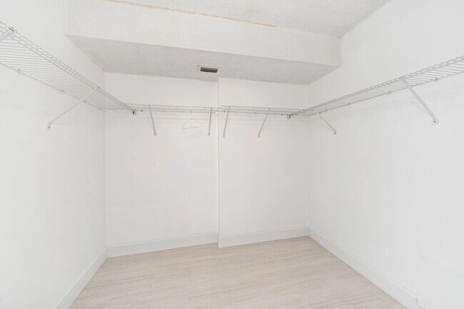 Building Photo - 920 Dogwood Dr