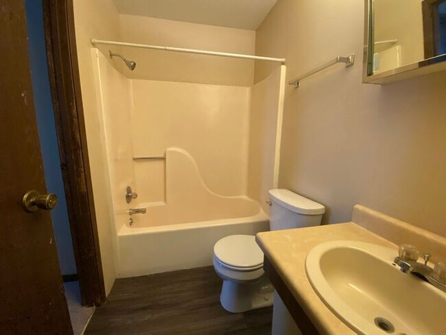 Building Photo - $1,250 | 2 Bedroom, 2.5 Bathroom Townhome ...