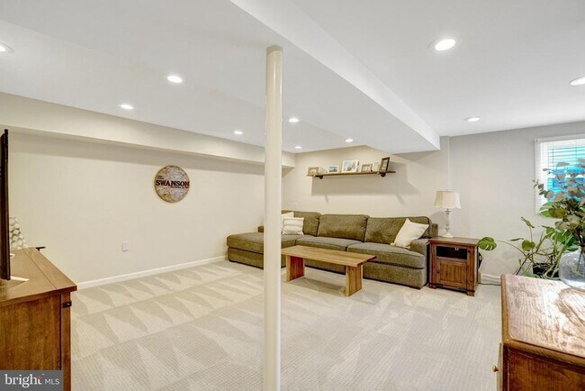 Building Photo - 6510 Carriage Dr