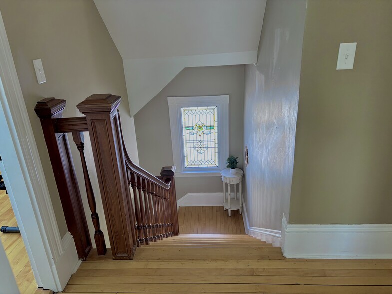 Building Photo - 107 Maple St