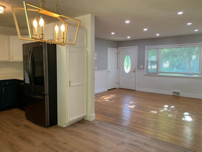 Building Photo - 3 Bed 1 Bath House Topsham