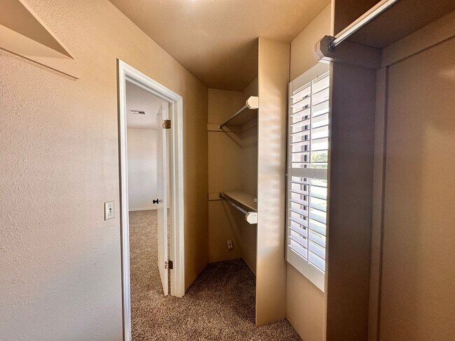 Building Photo - Spacious 4 Bed in Deer Creek